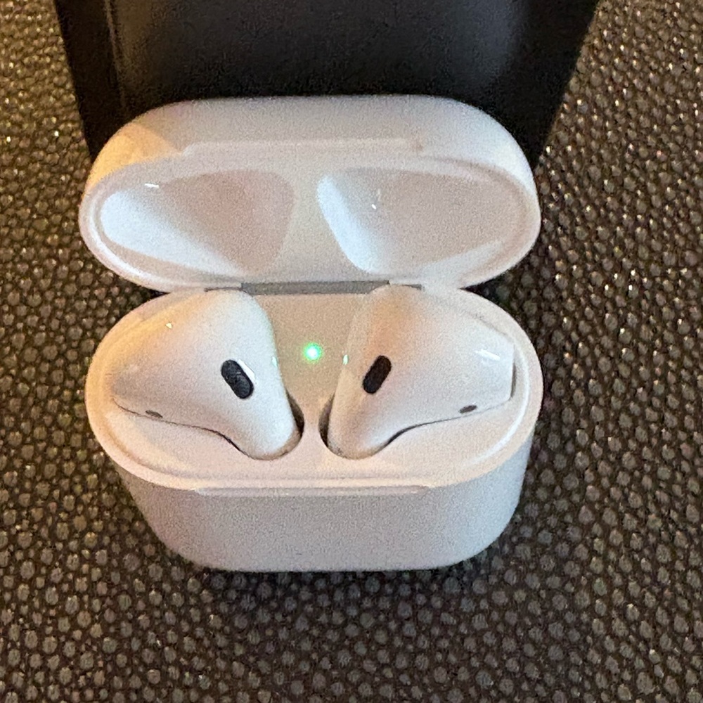 Apple AirPods 2 with Charging Case